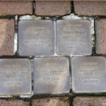 Stolpersteine voor Salamon, Anna, Amalia, Eddy en Rudi Roos aan de Woldstraat 10 in Meppel tijdens de 23e etappe van het Westerborkpad / Copyright JTravel.nl Stolpersteine voor Salamon, Anna, Amalia, Eddy en Rudi Roos aan de Woldstraat 10 in Meppel tijdens de 23e etappe van het Westerborkpad / Copyright JTravel.nl