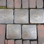 Stolpersteine voor Salomon, Evelina, Hendrika, Hindrejette en Miena Zaligman aan de Hoofdstraat 49 in Meppel tijdens de 23e etappe van het Westerborkpad / Copyright JTravel.nl Stolpersteine voor Salomon, Evelina, Hendrika, Hindrejette en Miena Zaligman aan de Hoofdstraat 49 in Meppel tijdens de 23e etappe van het Westerborkpad / Copyright JTravel.nl