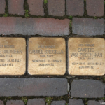 Stolpersteine voor Samuel en Betje Goldsteen en Saartje van Zuiden aan de Hoofdstraat 82 in Meppel tijdens de 23e etappe van het Westerborkpad / Copyright JTravel.nl Stolpersteine voor Samuel en Betje Goldsteen en Saartje van Zuiden aan de Hoofdstraat 82 in Meppel tijdens de 23e etappe van het Westerborkpad / Copyright JTravel.nl