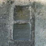 Stolpersteine voor Samuel en Fredrika Wijnberg in Hoogeveen tijdens de 24e etappe van het Westerborkpad / Copyright JTravel.nl Stolpersteine voor Samuel en Fredrika Wijnberg in Hoogeveen tijdens de 24e etappe van het Westerborkpad / Copyright JTravel.nl