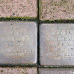 Stolpersteine voor Simon en Carolina van de Rhoer aan de Woldstraat 1 in Meppel tijdens de 23e etappe van het Westerborkpad / Copyright JTravel.nl Stolpersteine voor Simon en Carolina van de Rhoer aan de Woldstraat 1 in Meppel tijdens de 23e etappe van het Westerborkpad / Copyright JTravel.nl