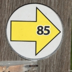 Een gele routepijl tijdens mijn wandeling tussen Zwaanshoek en Hoofddorp / Copyright JTravel.nl Een gele routepijl tijdens mijn wandeling tussen Zwaanshoek en Hoofddorp / Copyright JTravel.nl