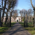 Oprijlaan naar Kasteel Marquette in Heemskerk tijdens mijn wandeling rond de buitenplaatsen van Heemskerk Oprijlaan naar Kasteel Marquette in Heemskerk tijdens mijn wandeling rond de buitenplaatsen van Heemskerk