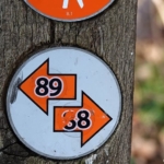 Oranje routepijl tijdens mijn wandeling rond de buitenplaatsen van Heemskerk Oranje routepijl tijdens mijn wandeling rond de buitenplaatsen van Heemskerk